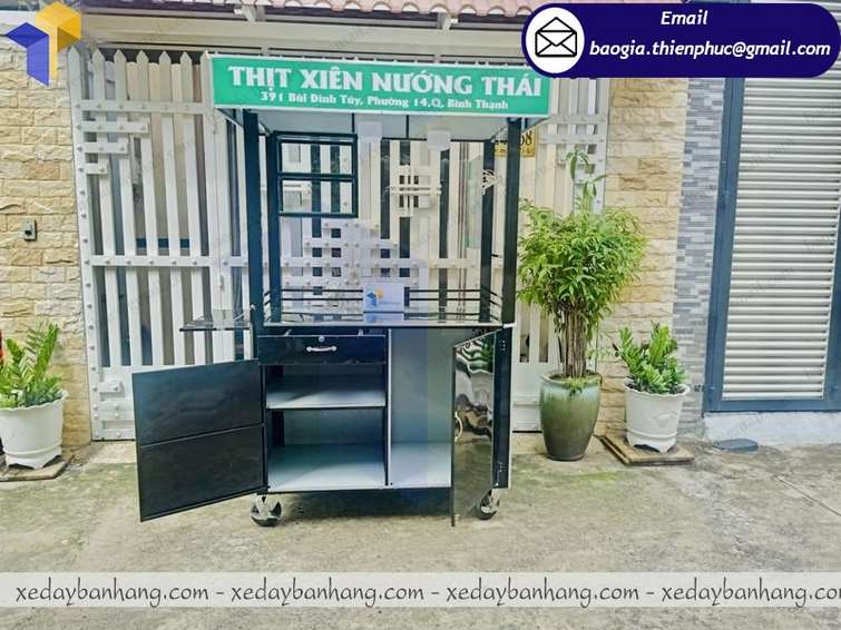 xe bán xiên que nướng vỉa hè