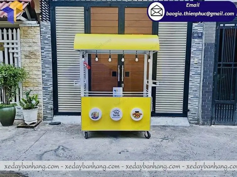 xe bán xiên que nướng vỉa hè